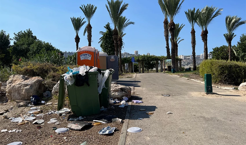 פח זבל עולה על גדותיו (צילום: חגית הורנשטיין)