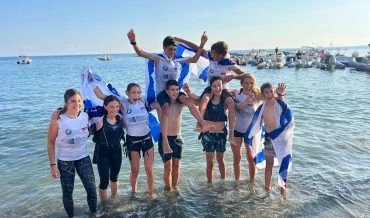 נבחרת הנוער של ישראל בגלישת רוח חוגגת בקפריסין (צילום: מועדון שיט חיפה)