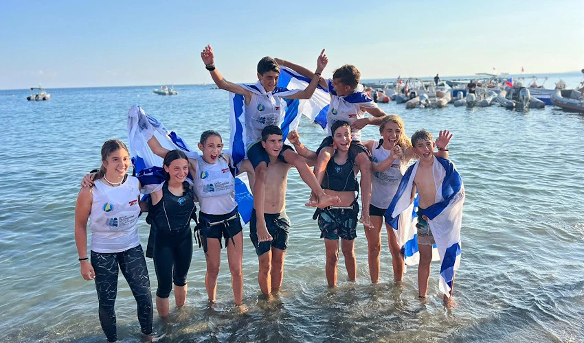 נבחרת הנוער של ישראל בגלישת רוח חוגגת בקפריסין (צילום: מועדון שיט חיפה)