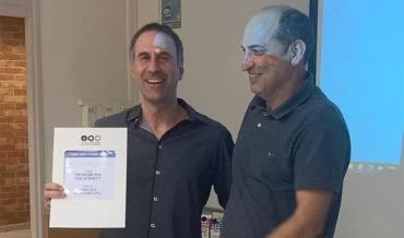 פרופ' יואב ספיר מעניק את הפרס לפרופ' אורן גזל אייל)