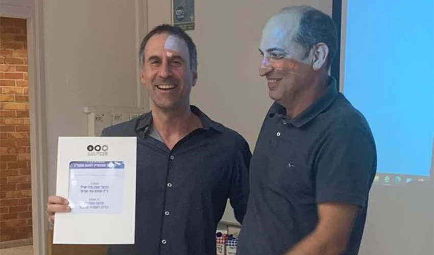 פרופ' יואב ספיר מעניק את הפרס לפרופ' אורן גזל אייל)