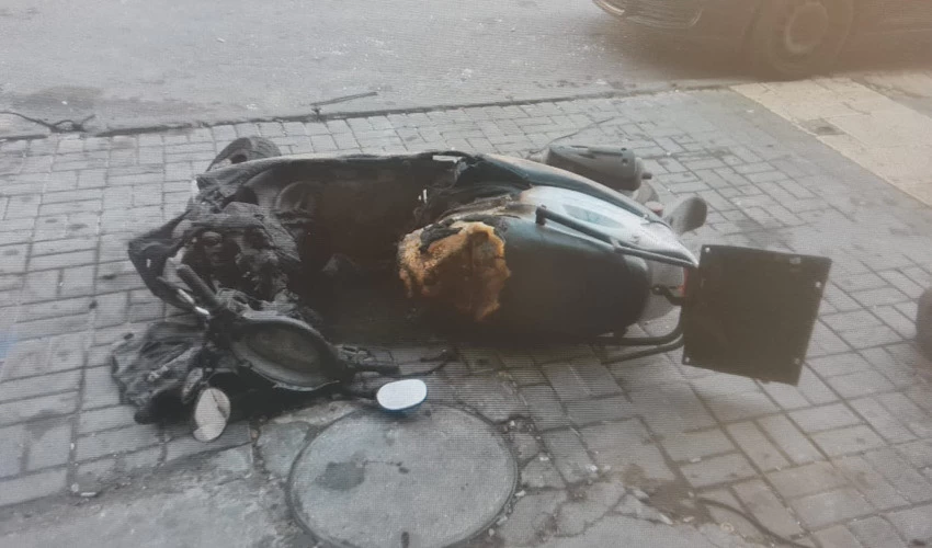 הקטנוע השרוף (צילום: דוברות המשטרה)