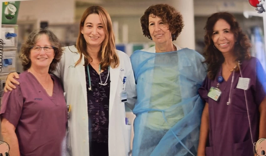 ד"ר קרן לביא, מנהלת הפגייה, האחות ליאור שקד, מנהלת הסיעוד, וצוות המחלקה (צילום: דוברות המרכז הרפואי כרמל)