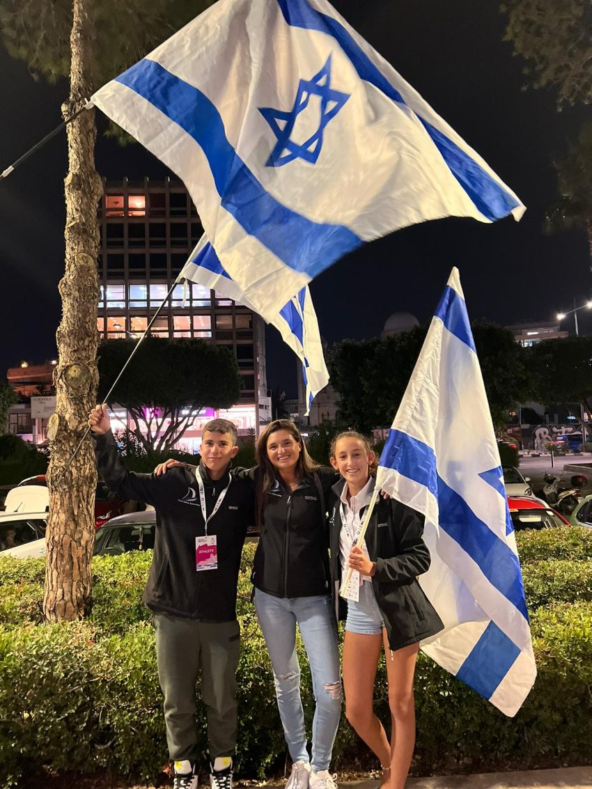 נעמה פלטניק ואילון אטלס עם נאה אטיאס (צילום: מועדון שיט חיפה)