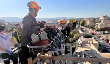 חילוץ הפצועים בקרית אתא (צילום: דוברות כבאות והצלה חוף(
