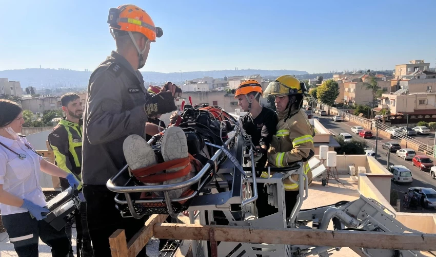 חילוץ הפצועים בקרית אתא (צילום: דוברות כבאות והצלה חוף(