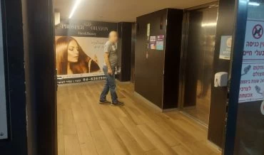 הכניסה למעליות במרכז חורב
