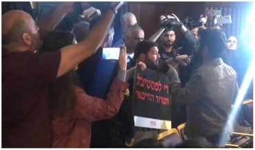 ח"כ אלמוג כהן באולם שבו נערך הפאנל (צילום: ארי רמז)