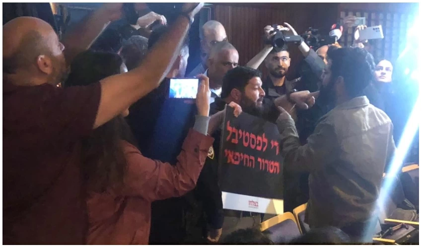ח"כ אלמוג כהן באולם שבו נערך הפאנל (צילום: ארי רמז)