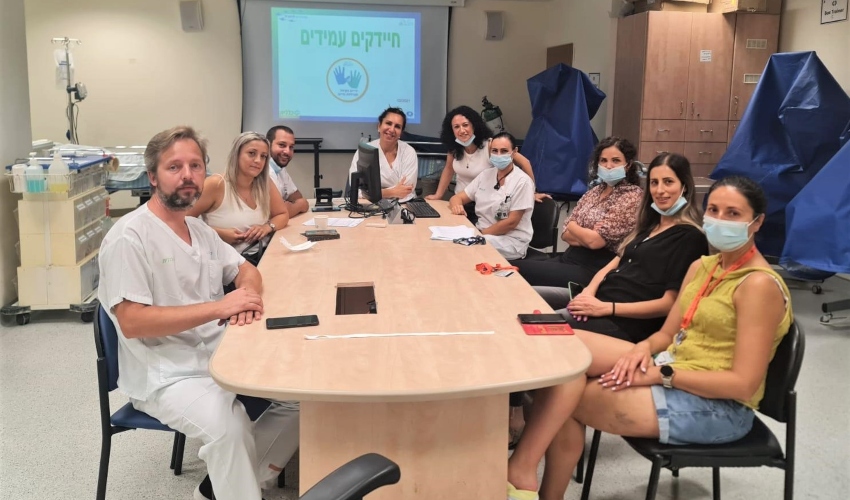 צוותי המחלקות בשיעורים למניעת זיהומים (צילום: אלי דדון)
