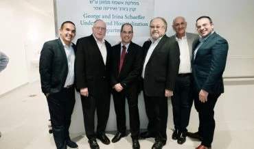 ג'סטין חייט, סמנכ"ל אופרציה בעמותת בני ציון, סטפן סויצקי, נשיא העמותה, ד"ר אוהד הוכמן, מנכ"ל בית החולים, ג'ורג' שייפר, יו"ר עמותת בני ציון, והרב ארי לם, מנכ"ל עמותת בני ציון (צילום: ניר שטיינברג)