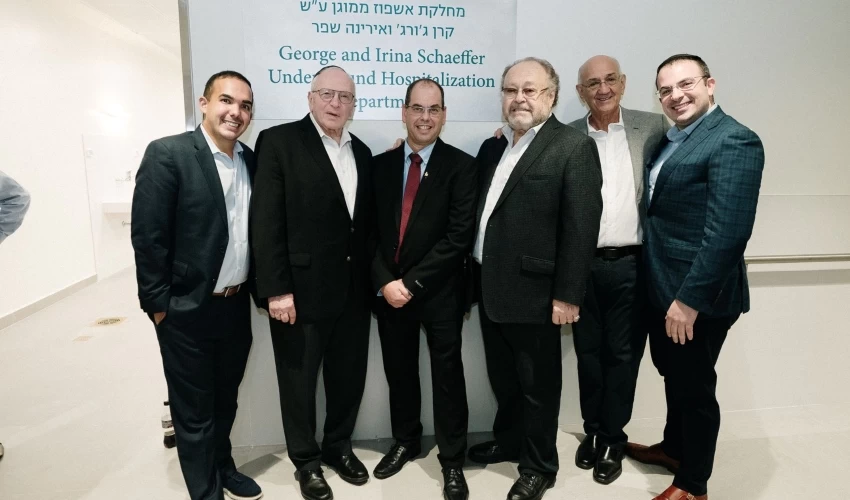 ג'סטין חייט, סמנכ"ל אופרציה בעמותת בני ציון, סטפן סויצקי, נשיא העמותה, ד"ר אוהד הוכמן, מנכ"ל בית החולים, ג'ורג' שייפר, יו"ר עמותת בני ציון, והרב ארי לם, מנכ"ל עמותת בני ציון (צילום: ניר שטיינברג)