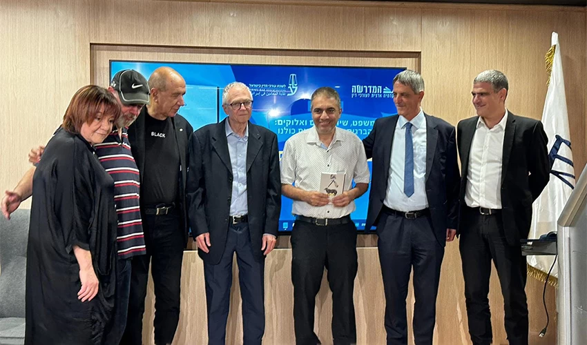 פרופ' דורון מנשה בדיון על הקשר שבין משפט, שירה ואמונה