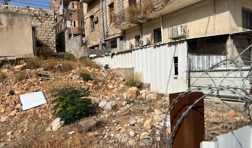 המבנה הלא חוקי במדרגות דבורה (צילום: חגית הורנשטיין)