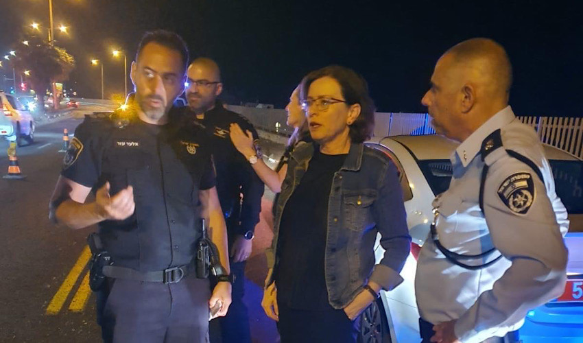 ראש העיר עינת קליש רותם בסיור משטרתי בזמן הפרעות (צילום: דוברות עיריית חיפה)