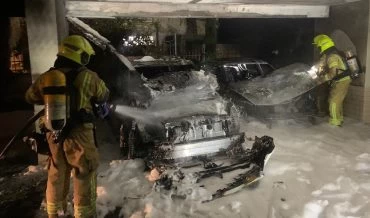 כיבוי השריפה בשני הרכבים (צילום: דוברות שירותי הכבאות וההצלה)