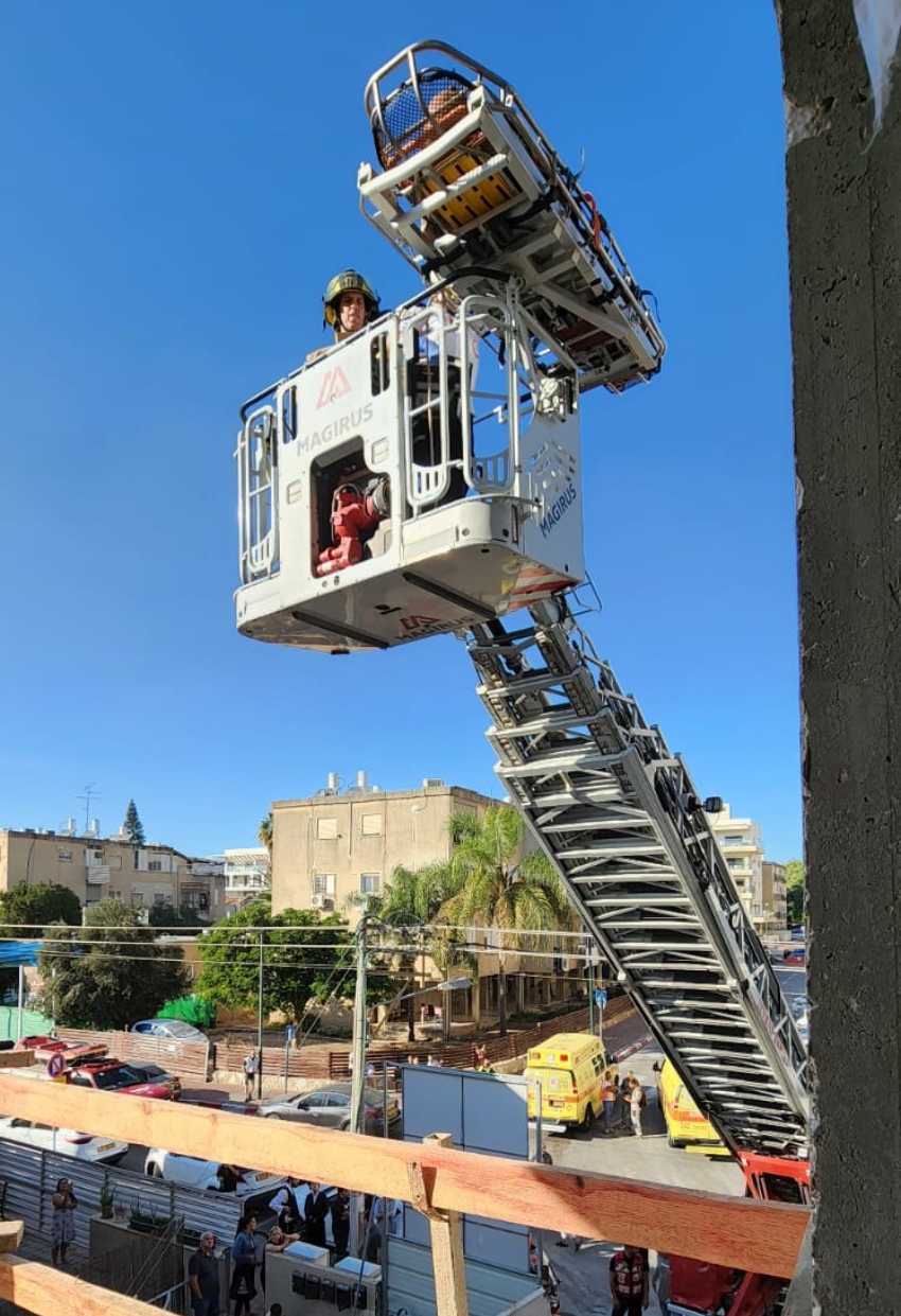 חילוץ הפצועים בקרית אתא (צילום: דוברות כבאות והצלה חוף)