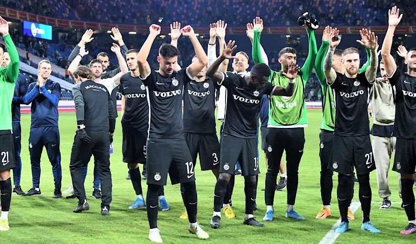 שחקני מכבי חיפה חוגגים ניצחון חמישי רצוף בדרבי (צילום: ראובן כהן, באדיבות מכבי חיפה)
