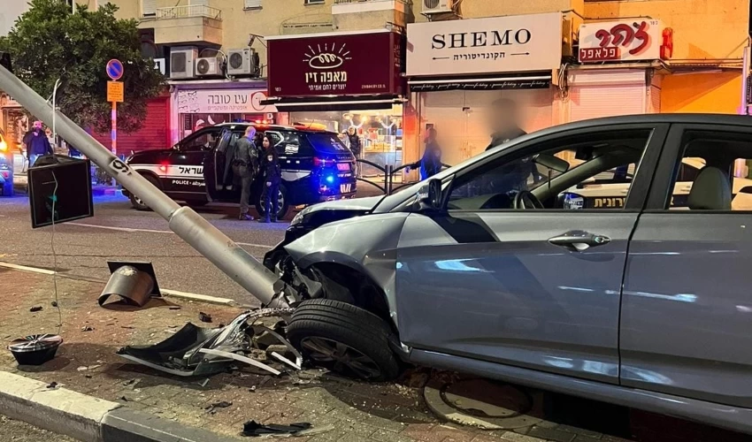המכונית הגנובה לאחר המרדף המשטרתי (צילום: דוברות המשטרה)