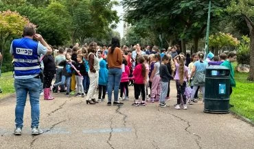 תלמידי בית הספר יבניאלי בקרית אליעזר מתרגלים יציאה לשטח פתוח בזמן רעידת אדמה (צילום: ראובן כהן, דוברות עיריית חיפה)