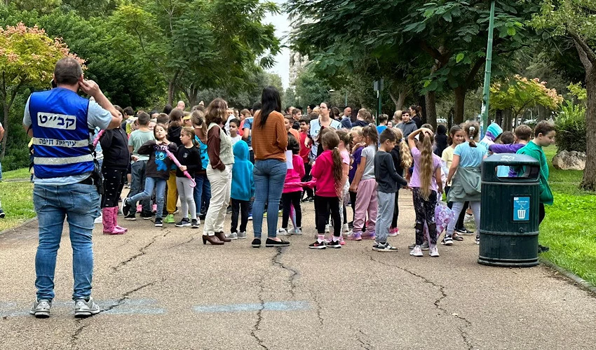 תלמידי בית הספר יבניאלי בקרית אליעזר מתרגלים יציאה לשטח פתוח בזמן רעידת אדמה (צילום: ראובן כהן, דוברות עיריית חיפה)