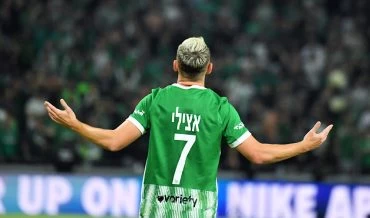 עומר אצילי חוגג שני שערים ושני בישולים על הראש של שחקני הפועל תל אביב (צילום: ראובן כהן, באדיבות מכבי חיפה)