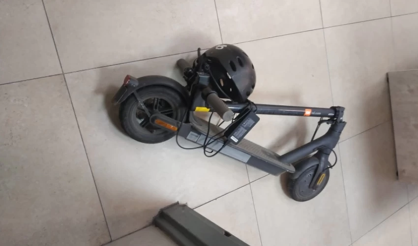 הקורקינט של השודד (צילום: דוברות המשטרה)