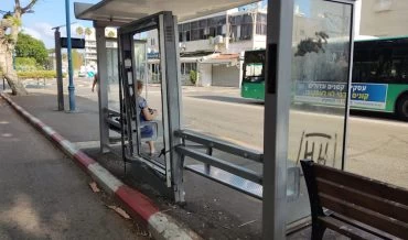 תחנת האוטובוס מנותצת הזגוגיות (צילום: יובל בוסין)