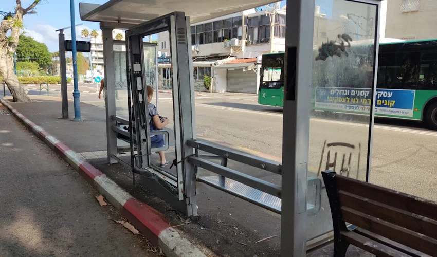 תחנת האוטובוס מנותצת הזגוגיות (צילום: יובל בוסין)