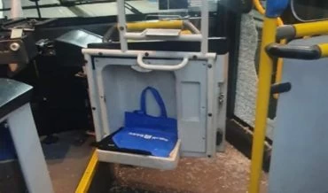 שמשת האוטובוס שנופצה (צילום: דוברות המשטרה)
