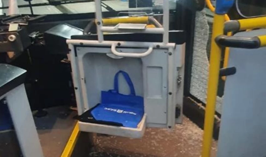 שמשת האוטובוס שנופצה (צילום: דוברות המשטרה)