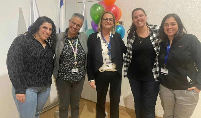 אהובה טל, מנהלת הסיעוד (במרכז התמונה) עם משתתפי הכנס (צילום: אלי דדון וירון חזן)