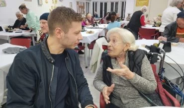יאיר נתניהו בהדלקת נר ראשון של חנוכה עם ניצולי השואה בקריית החסד של עמותת יד עזר לחבר