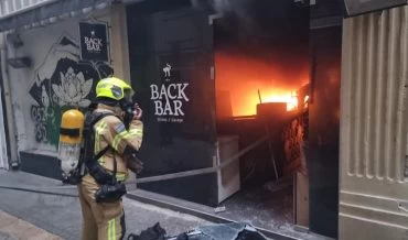השריפה ב-Back Bar בעיר התחתית (צילום: דוברות שירותי הכבאות וההצלה)