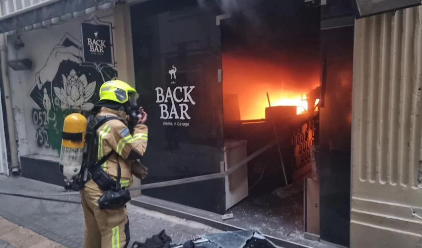 השריפה ב-Back Bar בעיר התחתית (צילום: דוברות שירותי הכבאות וההצלה)