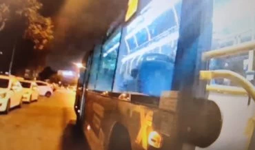 האוטובוס שנפגע (צילום: דוברות המשטרה)