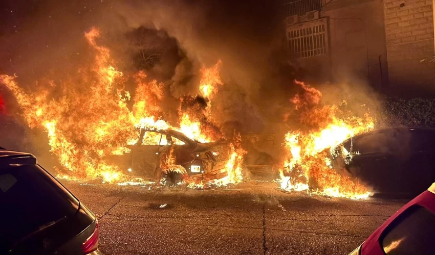 רכבים עולים באש (צילום: דוברות כבאות והצלה)