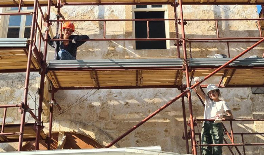אליזבת קרוגלוב ואבישג זהבי בבית שומאכר. "הבית יבלוט מאוד במושבה הגרמנית“