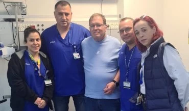 אמנון אמיר (במרכז) וצוות המיון הקהילתי בזבולון שהציל את חייו (צילום: דוברות כללית)