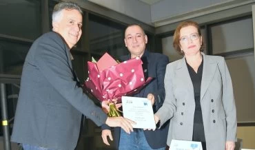 שמעון סבג מקבל את הפרס מידי ראש העירייה עינת קליש רותם ויו"ר ועד נווה שאנן יעקב שטרית (צילום: יוסף הירש)