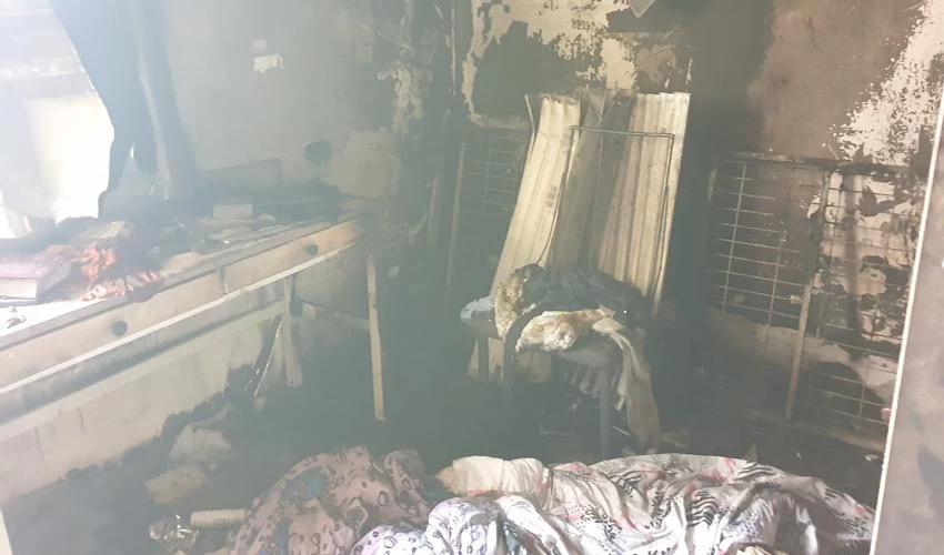 הדירה השרופה בקרית שמואל (צילום: דוברות שירותי הכבאות וההצלה)