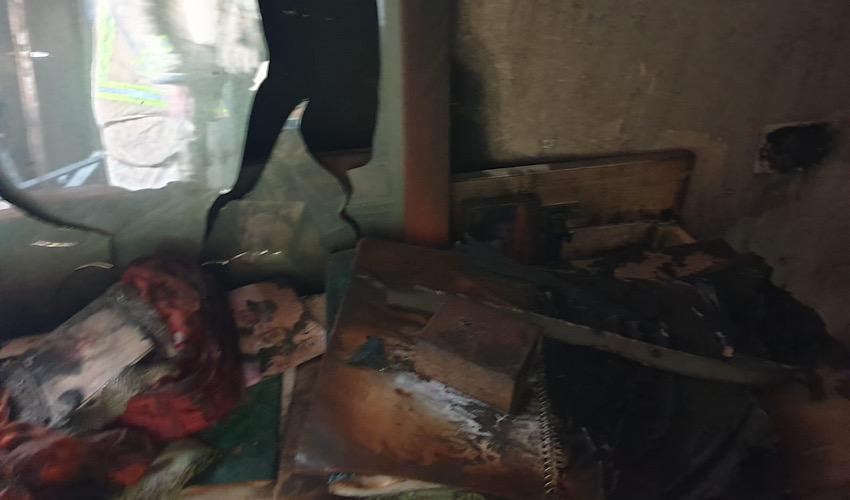 הדירה השרופה בקרית שמואל (צילום: דוברות שירותי הכבאות וההצלה)