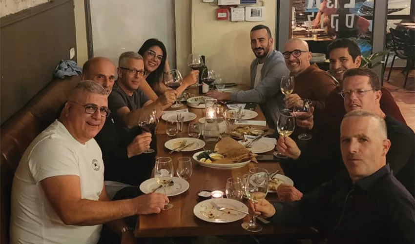 עו"ד רון ברנט חוגג עם החברים