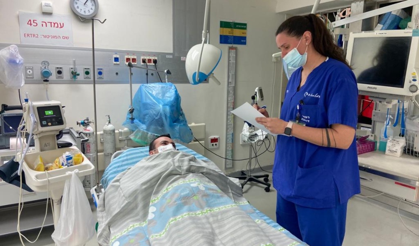 האחות ליבי שם טוב עם מטופל בחדר המיון (צילום: אלי דדון וירון חזן)