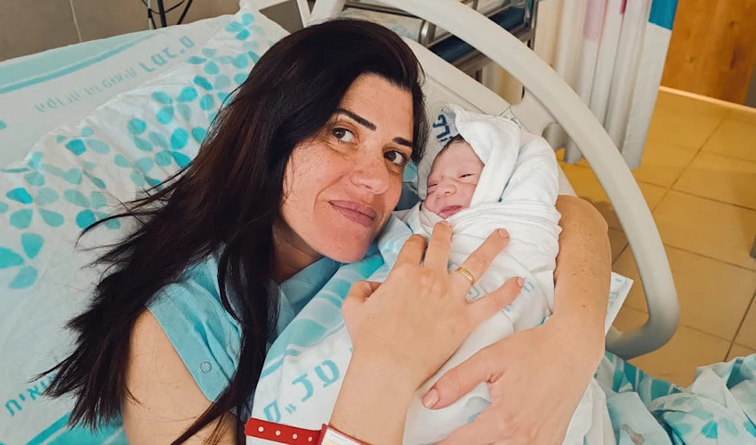 מיה סעד ובנה שנולד ביום הולדתה (צילום: משפחת סעד)