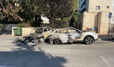 שניים מהרכבים השרופים ברחוב עובדיה (צילום: שושן מנולה)
