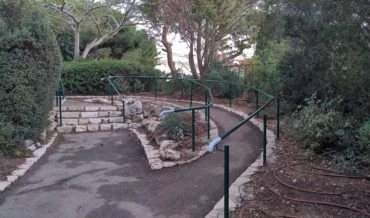 מעקות חדשים בגן הציבורי ברמת אשכול