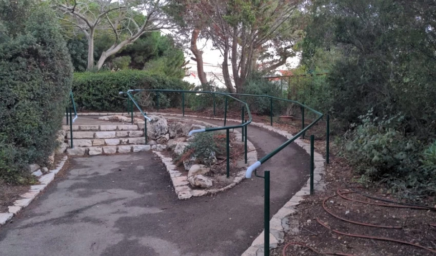 מעקות חדשים בגן הציבורי ברמת אשכול